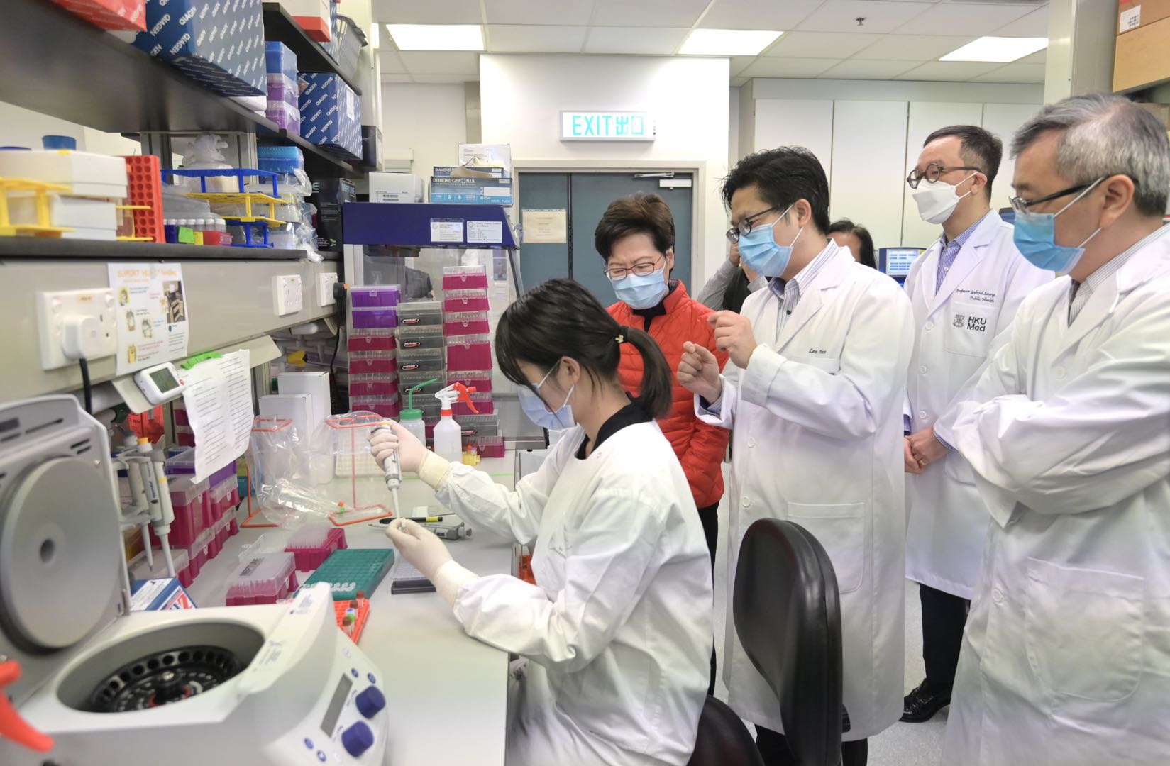 林郑月娥视察新冠病毒污水监测工作，强调医学研究助推疫情防控